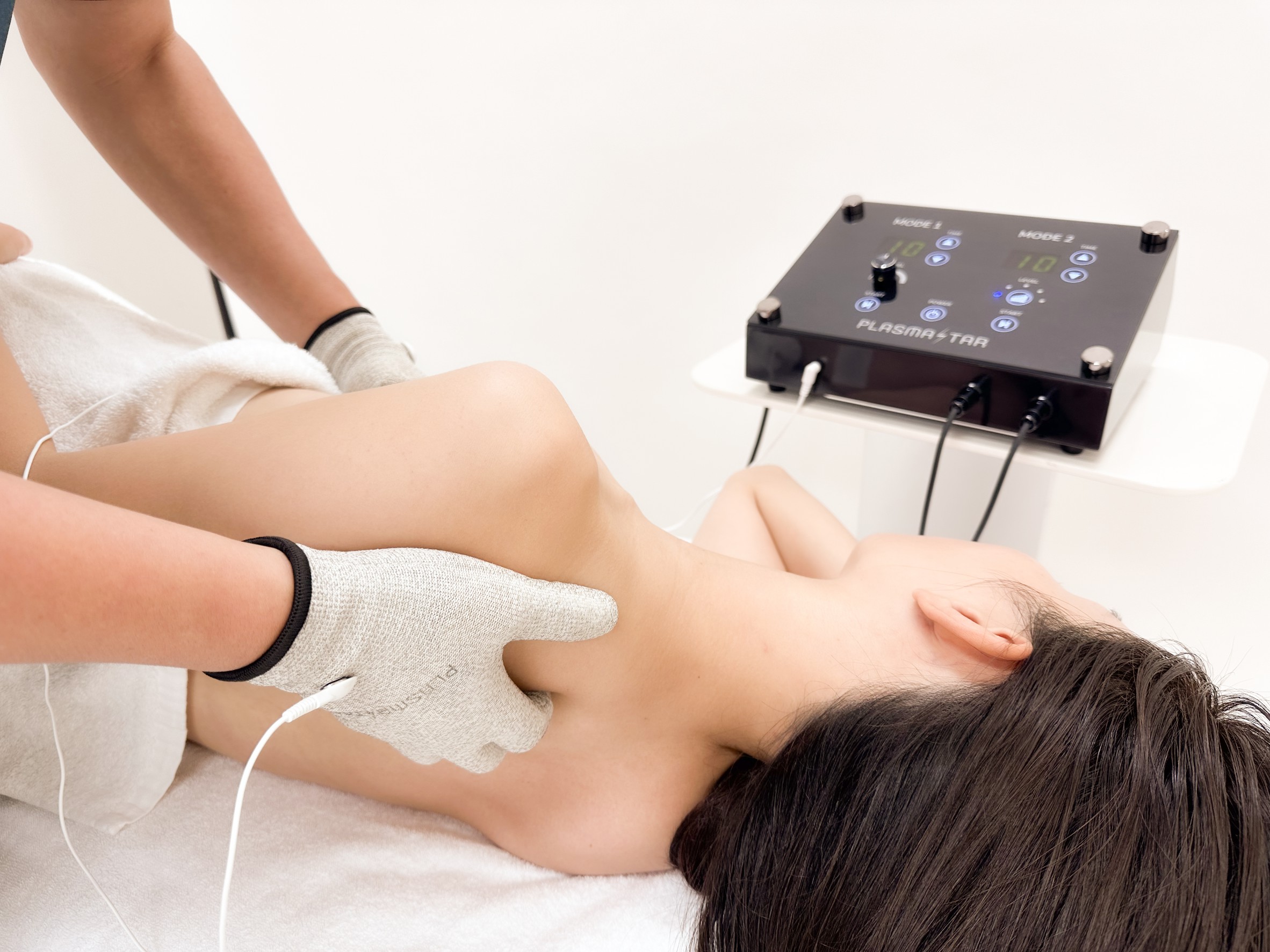 業務用プラズマ美容機器による目元・頬のていねいな施術シーン