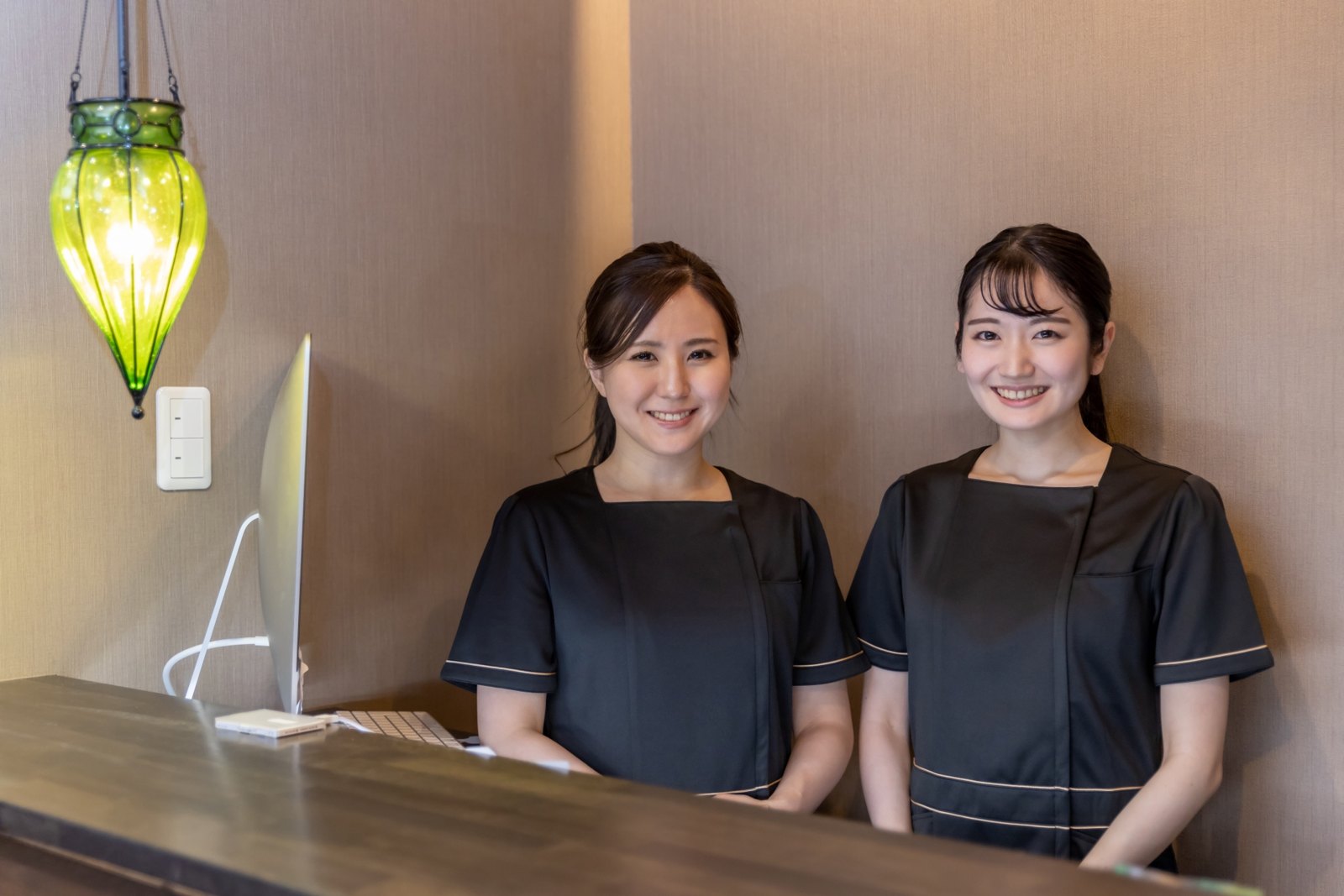 業務用美容機器の導入後もサポートを受けながら笑顔で働くエステサロンスタッフのイメージ