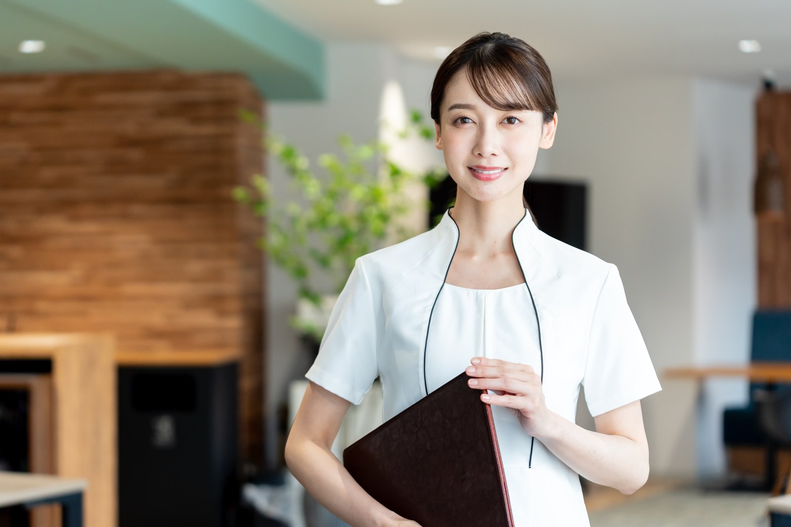 申請書類を整理して準備するサロンスタッフのイメージ