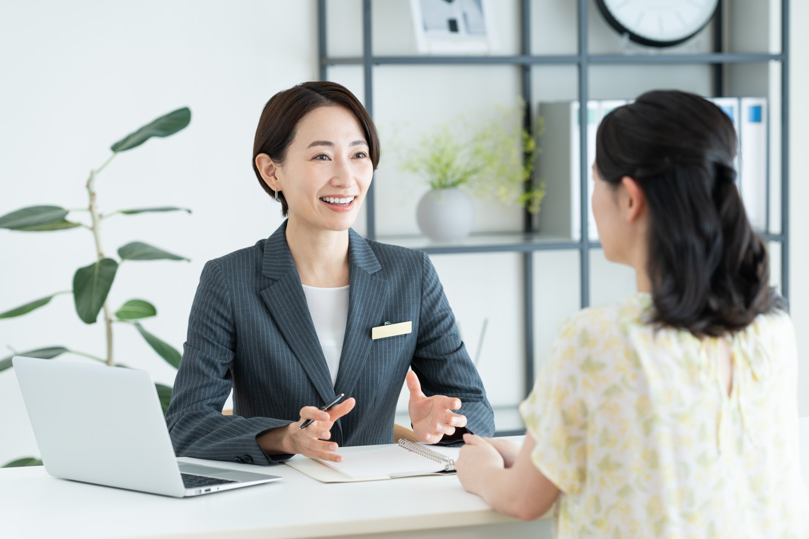 展示会ブースで導入の相談をするイメージ