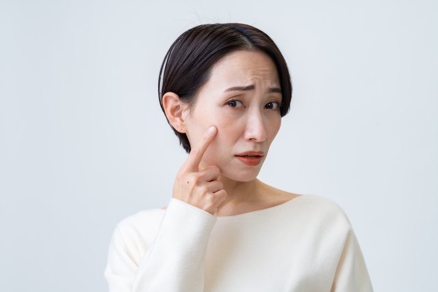 頬やフェイスラインを気にするエステサロンのお客様のイメージ